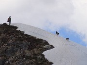 55 Goduta la cima nord dei Tre Pizzi (2167 m) con pranzetto premio alle husky evvia in ripida discesa